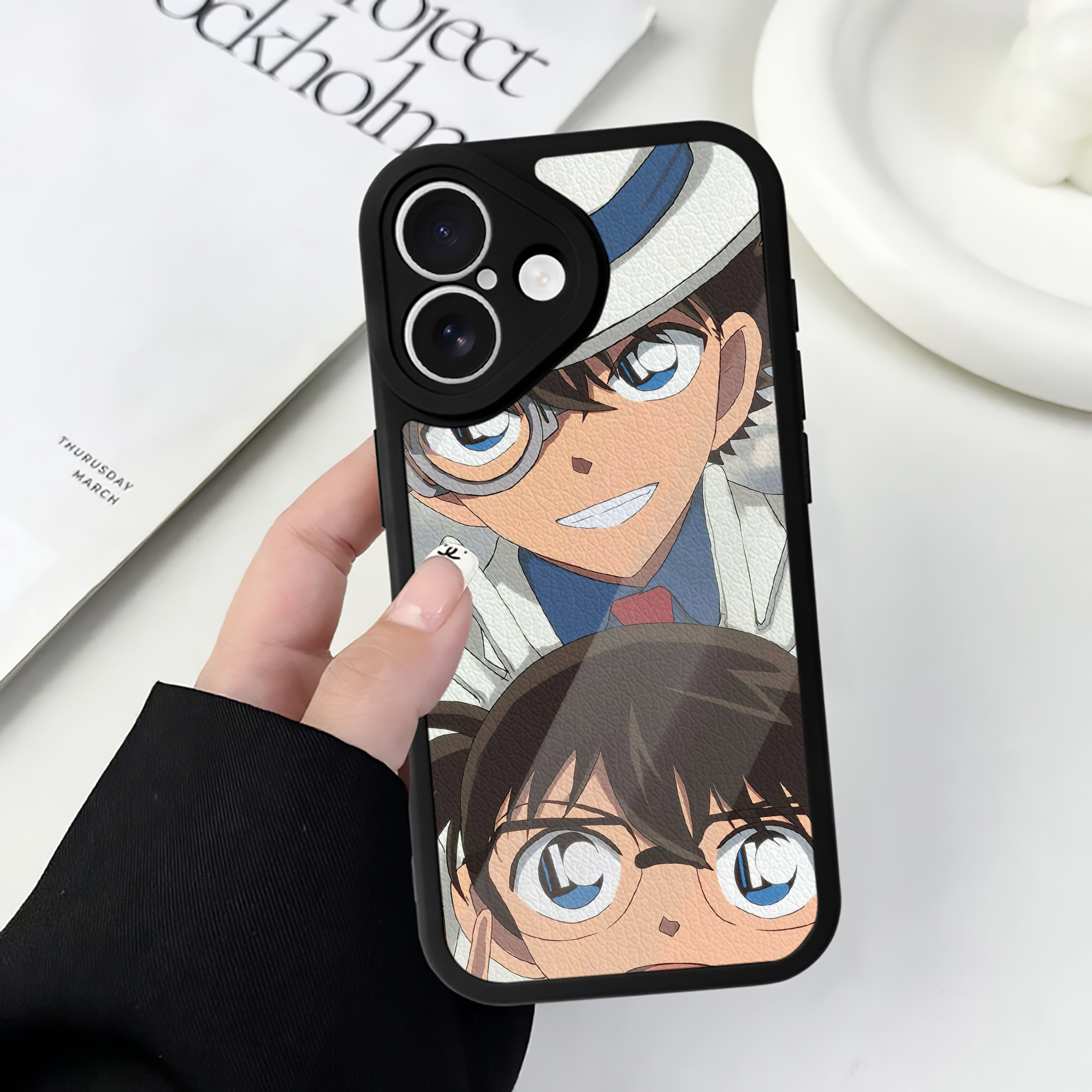 （画像用） 名探偵コナン Detective Conan 【iPhone 16シリーズ対応】シリコンスマホケース（レザー調） 材質：シリコン